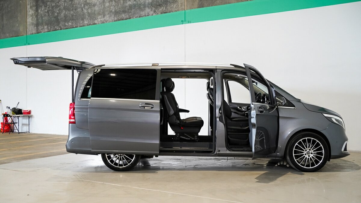 Mercedes Benz V-class image 4