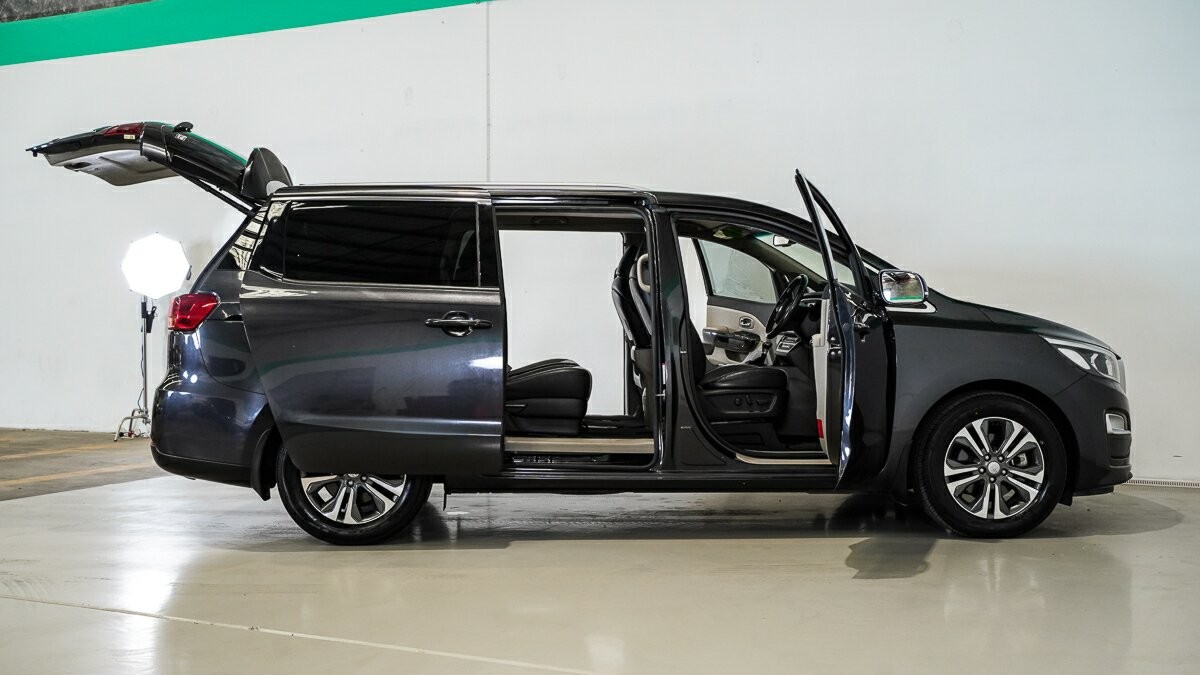 Kia Carnival image 4