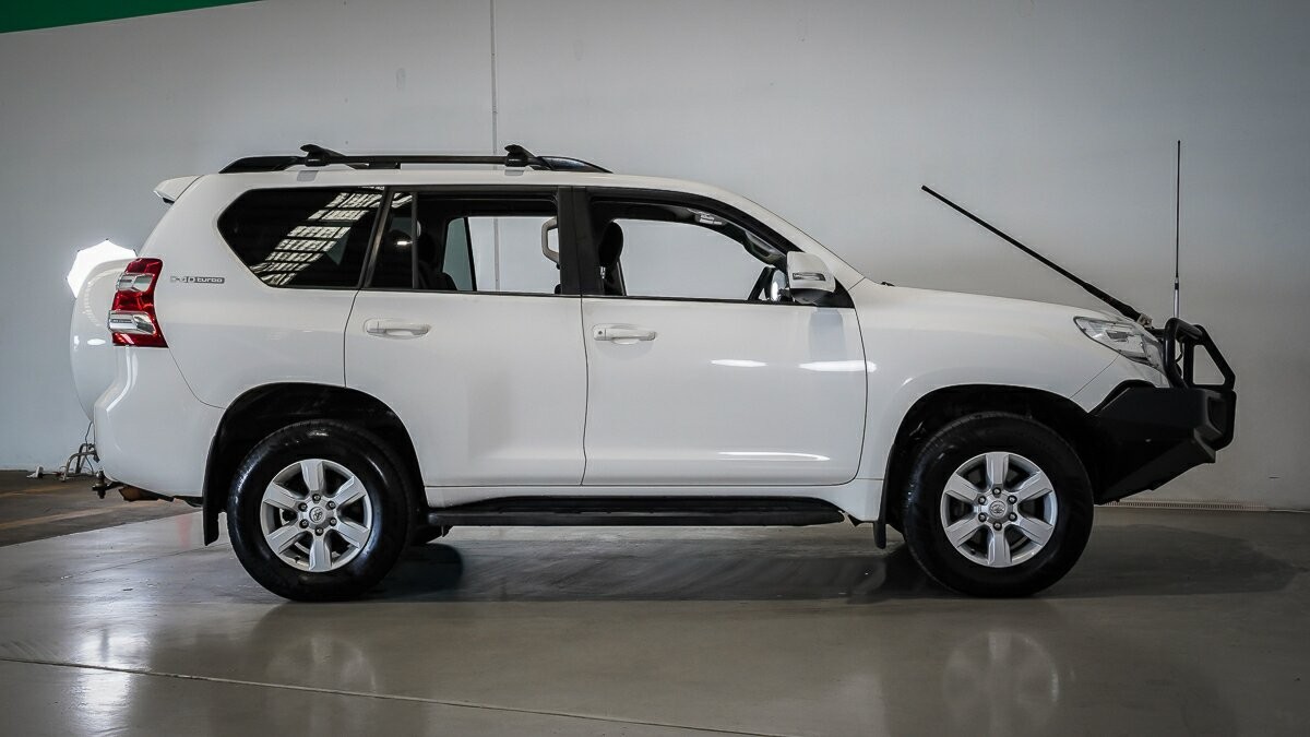 Toyota Landcruiser Prado image 3