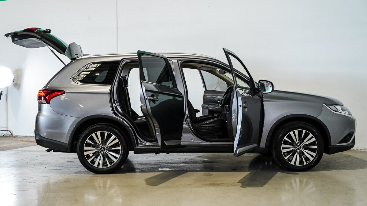 Mitsubishi Outlander image 4