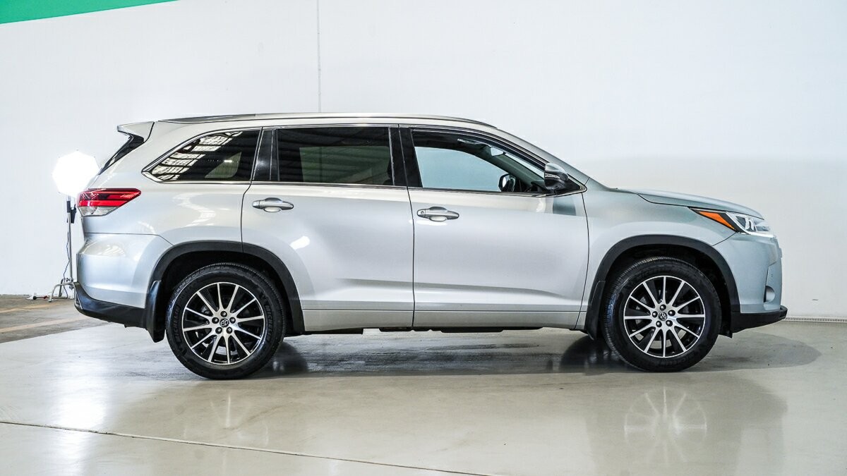 Toyota Kluger image 3