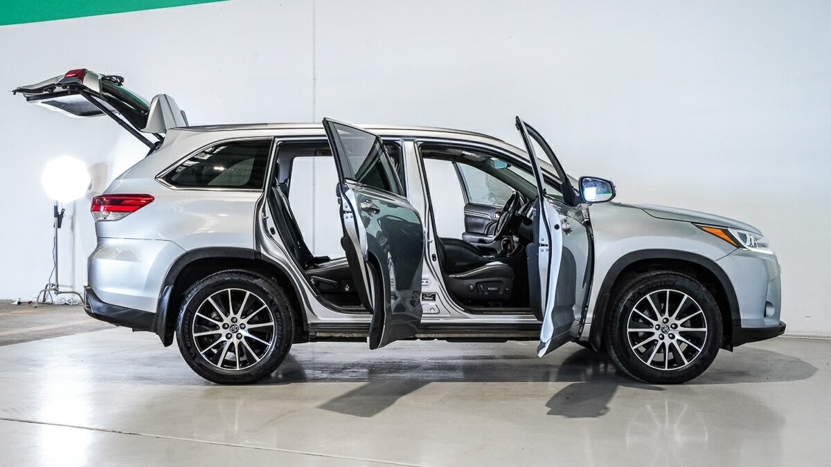 Toyota Kluger image 4