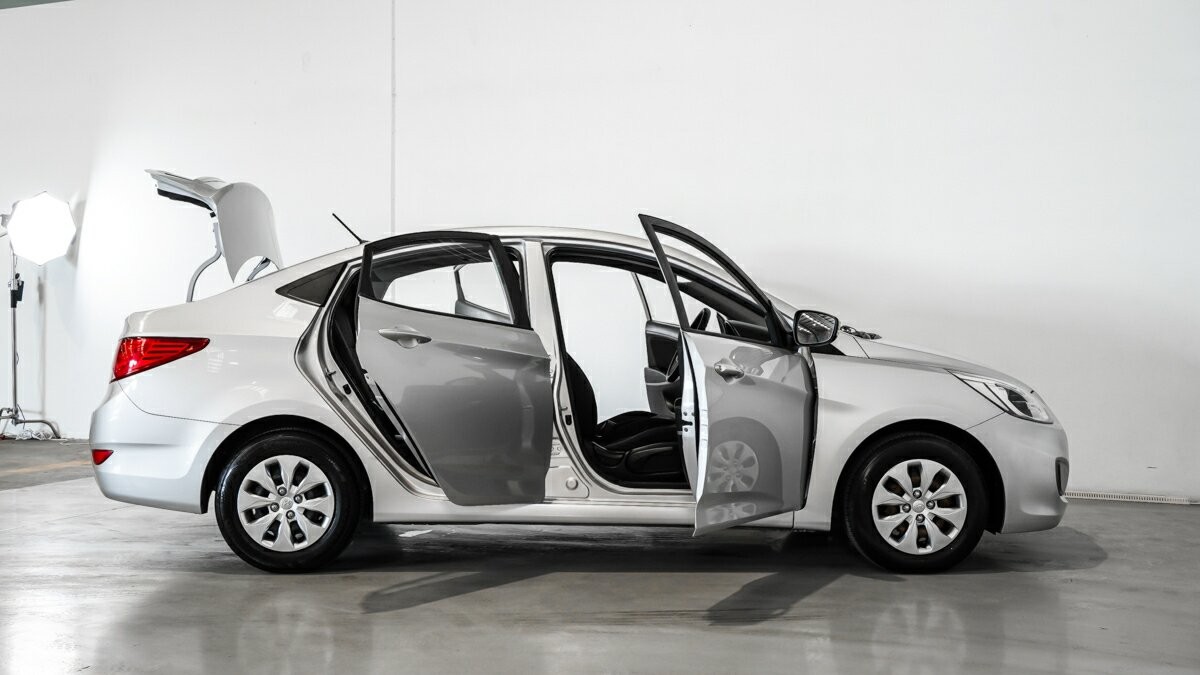 Hyundai Accent image 4