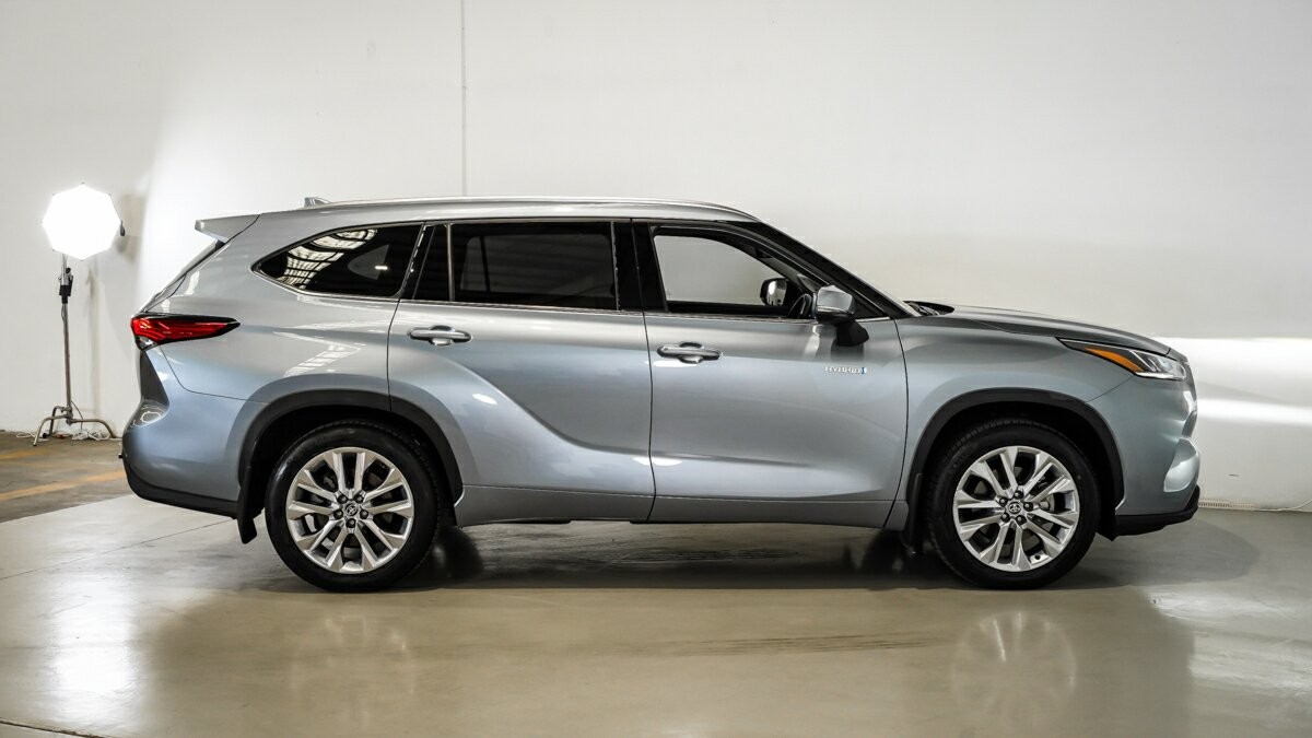Toyota Kluger image 3