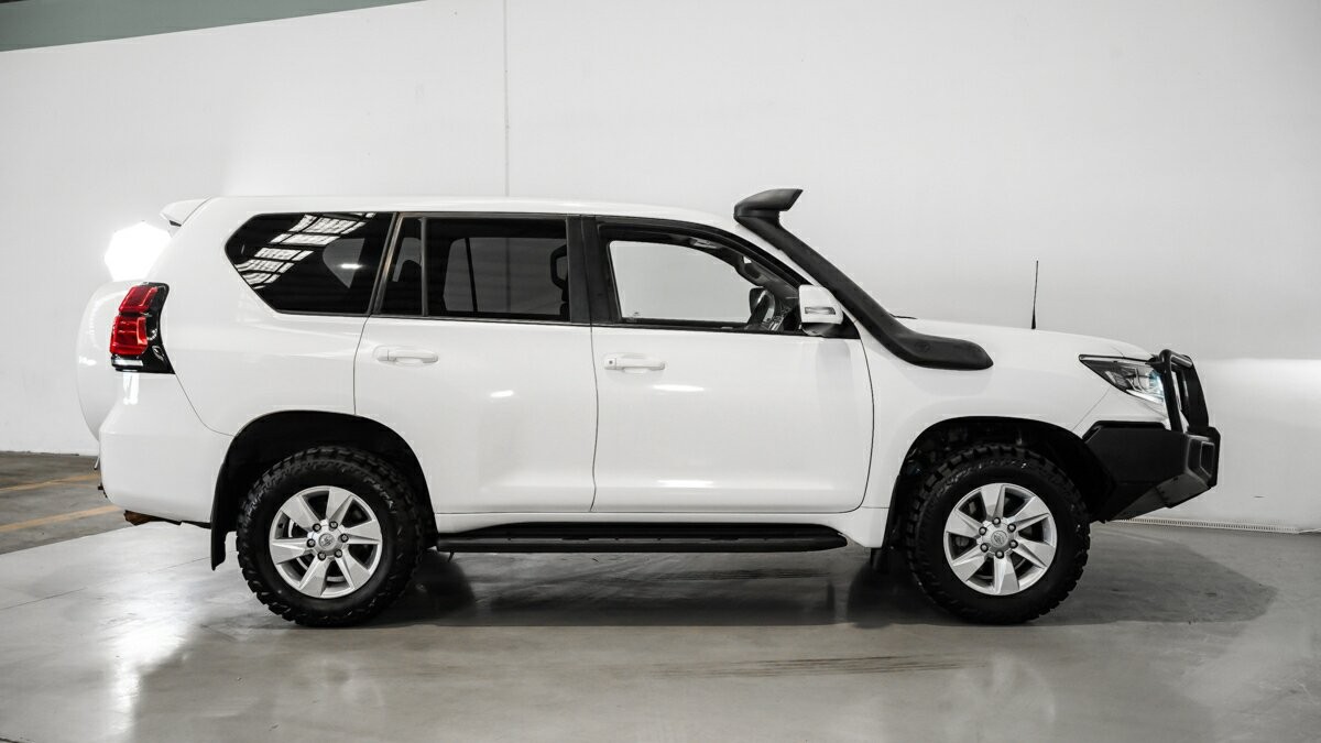 Toyota Landcruiser Prado image 3