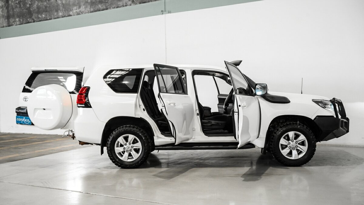 Toyota Landcruiser Prado image 4