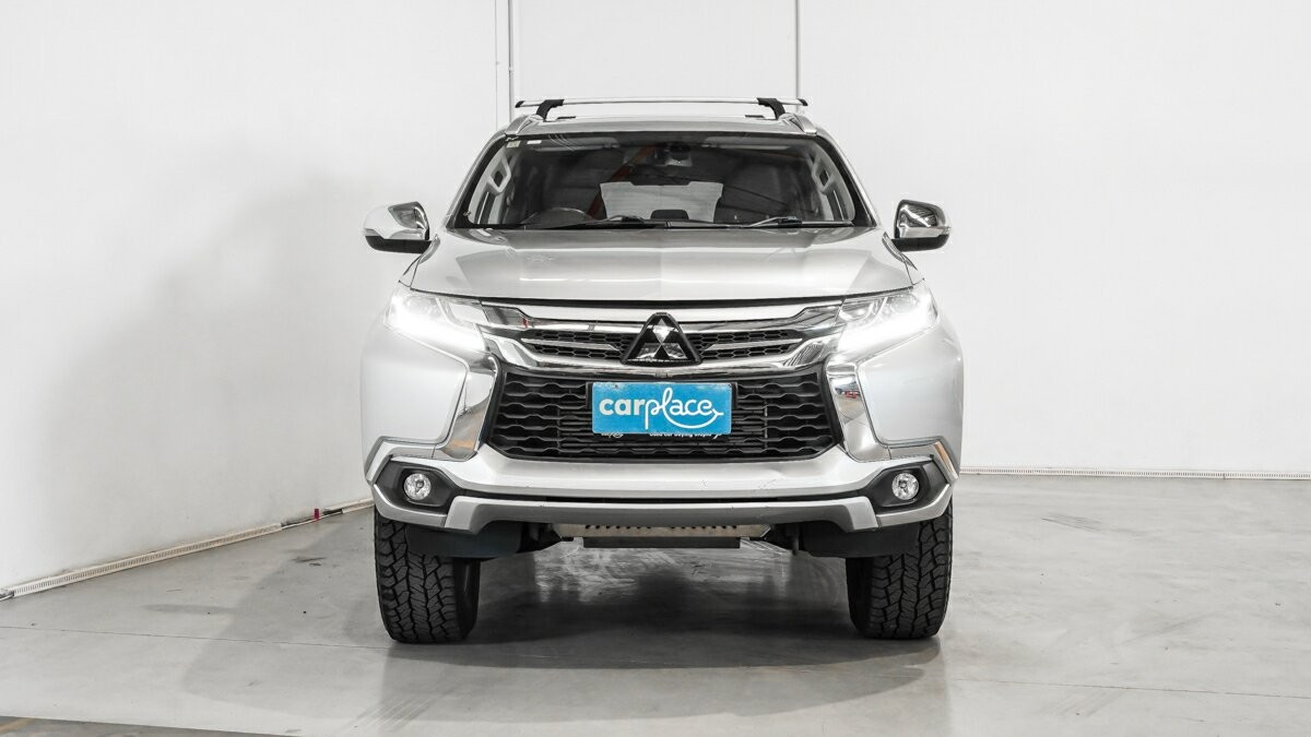 Mitsubishi Pajero Sport image 2