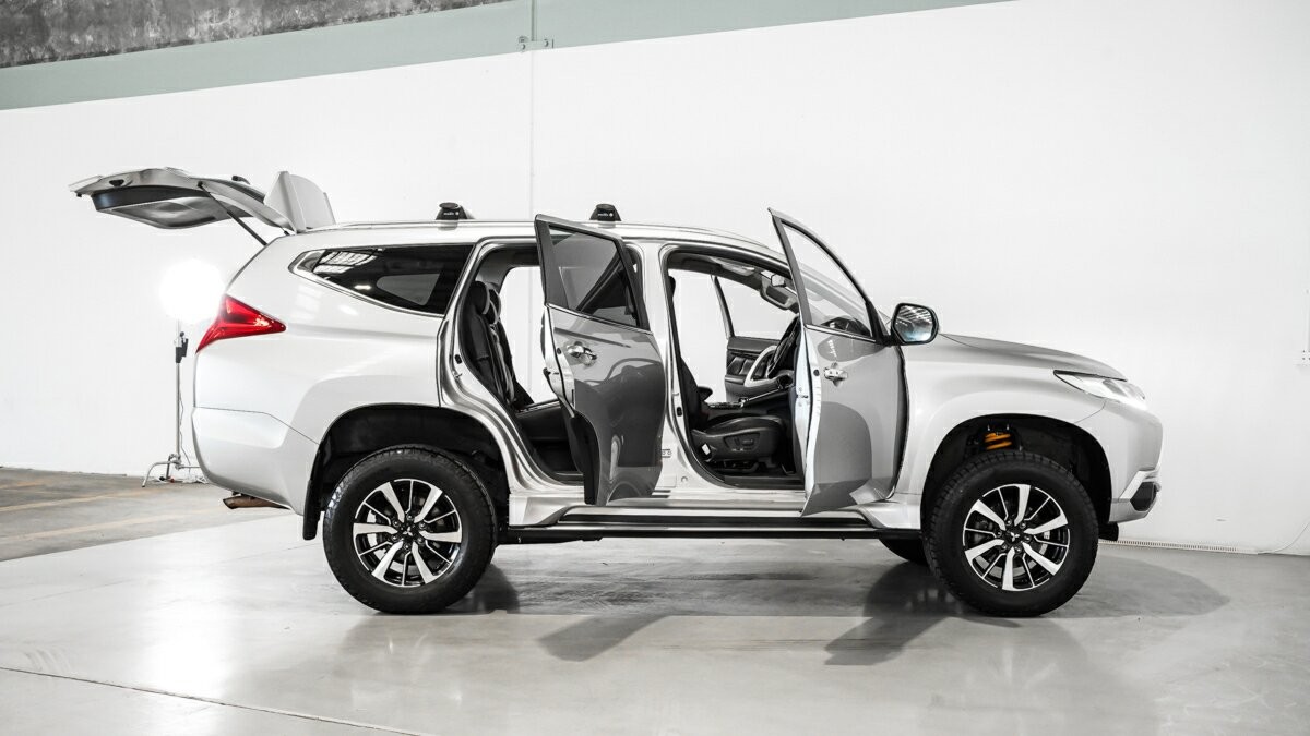 Mitsubishi Pajero Sport image 3