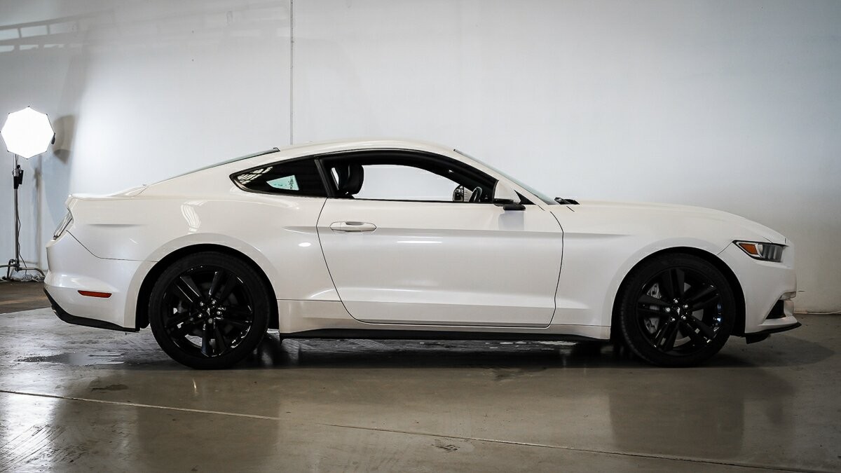 Ford Mustang image 3