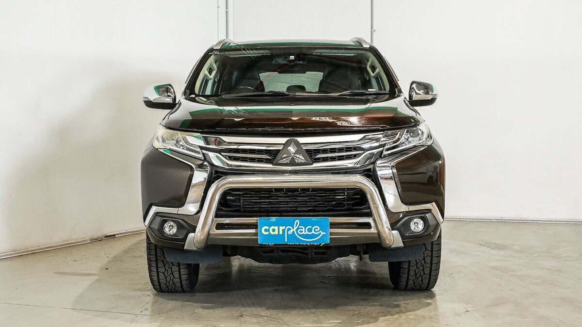 Mitsubishi Pajero Sport image 2