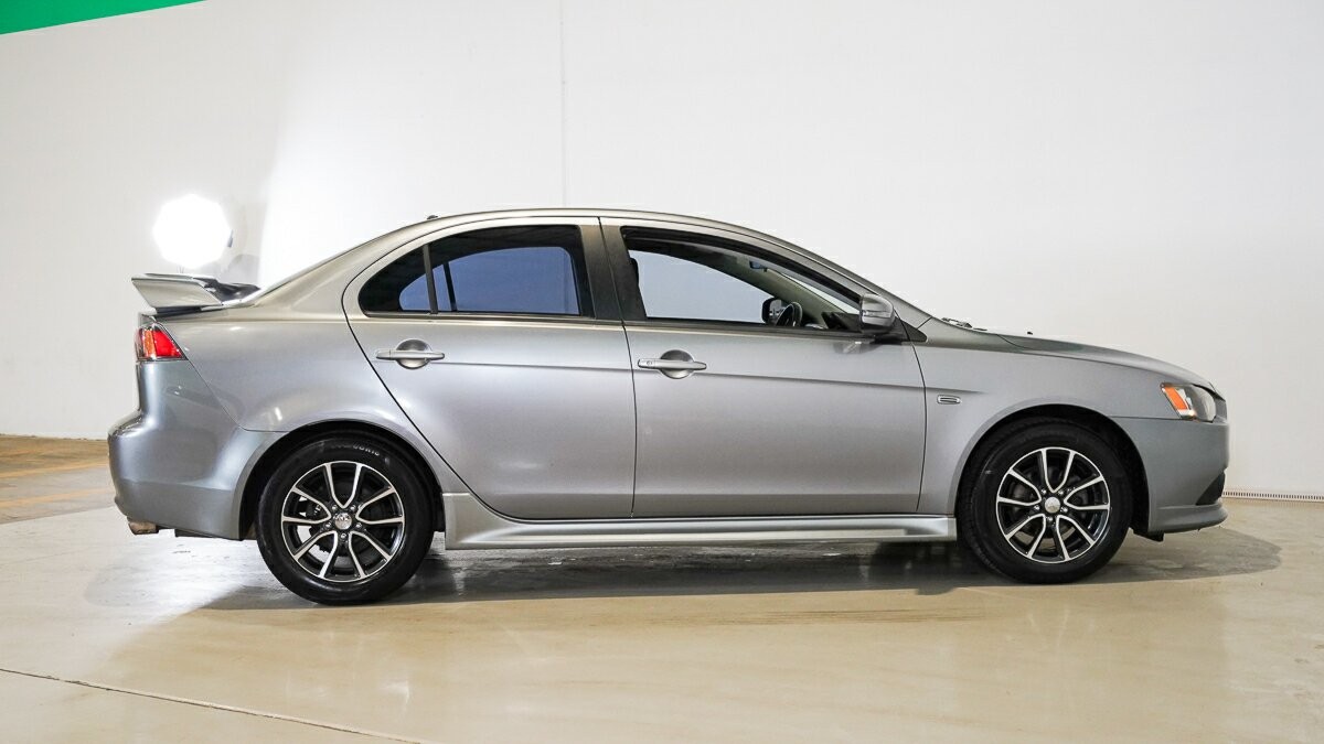 Mitsubishi Lancer image 3