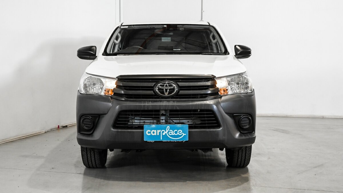 Toyota Hilux image 2