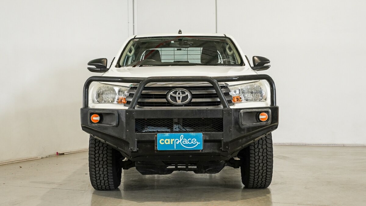 Toyota Hilux image 2