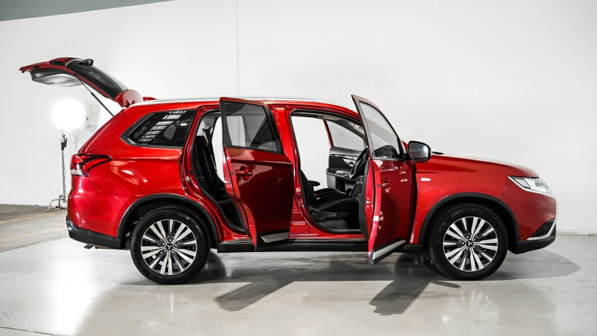 Mitsubishi Outlander image 4