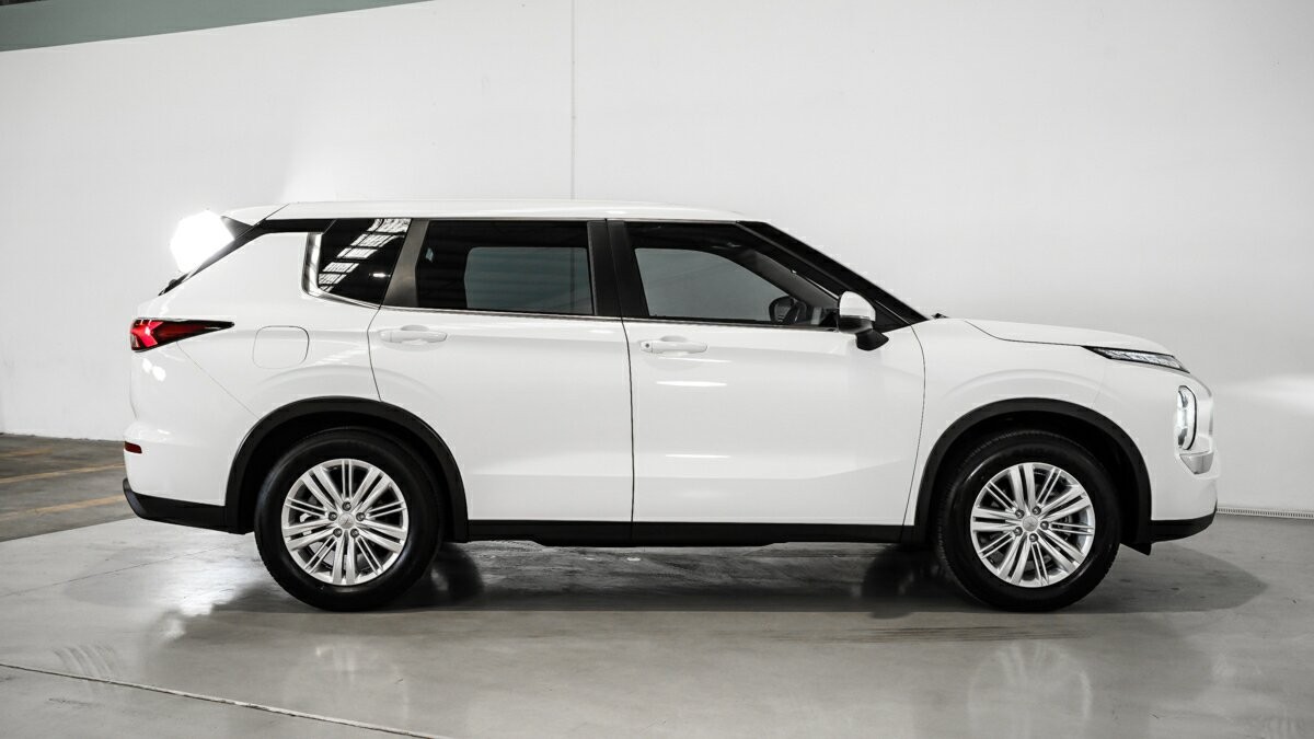 Mitsubishi Outlander image 3