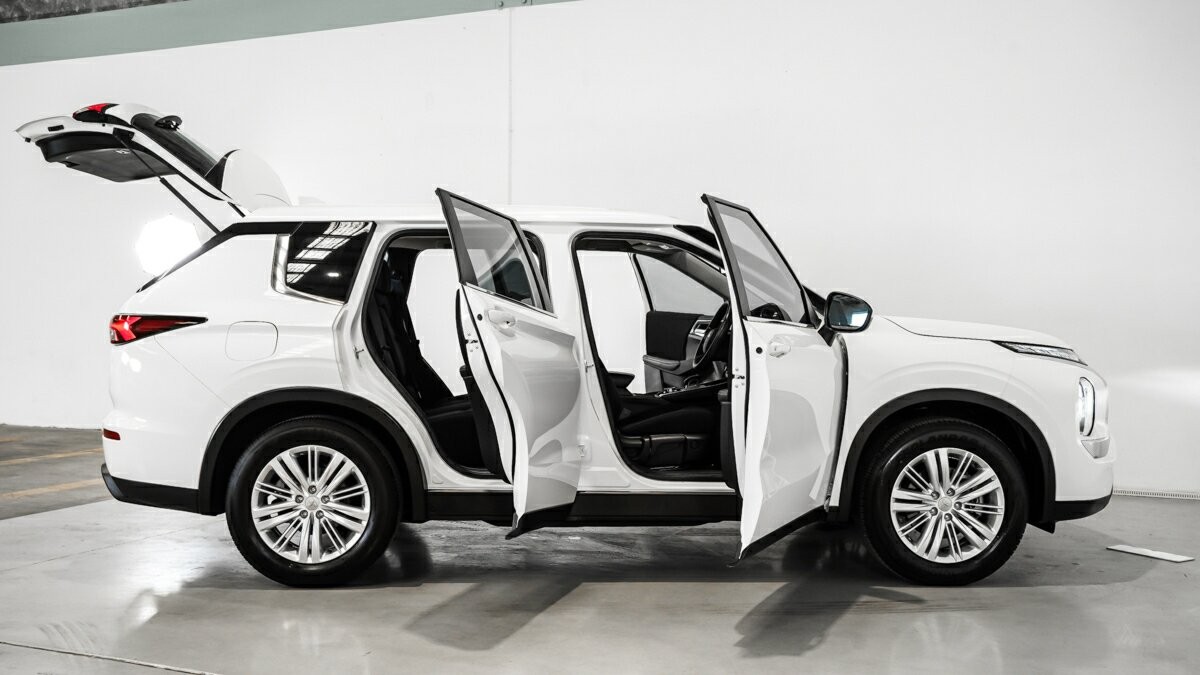 Mitsubishi Outlander image 4