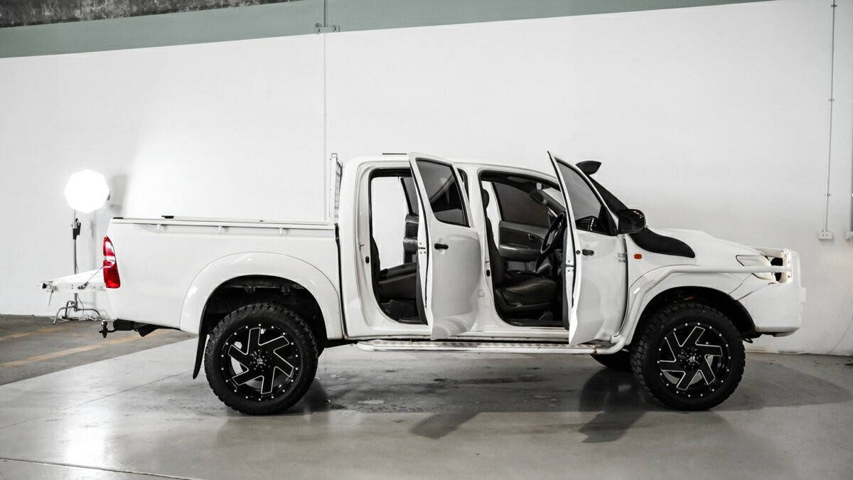 Toyota Hilux image 4