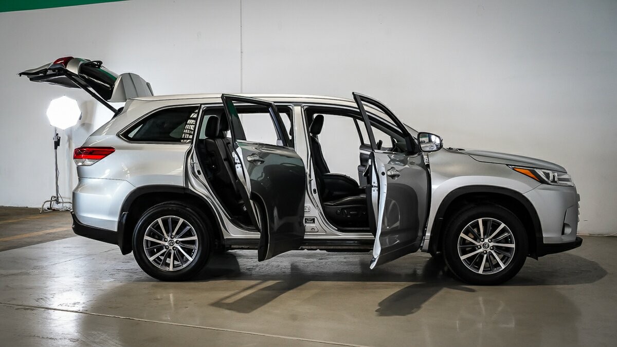 Toyota Kluger image 4