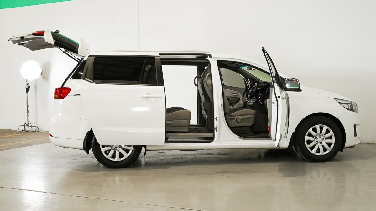 Kia Carnival image 4