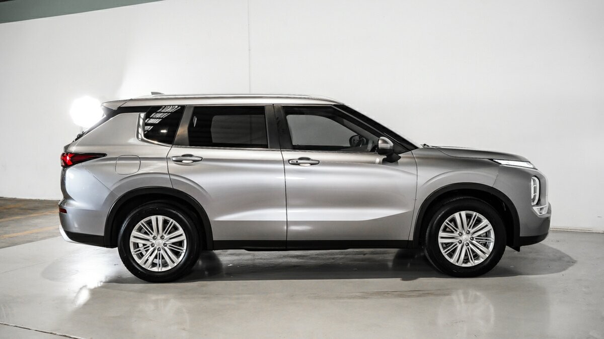 Mitsubishi Outlander image 3