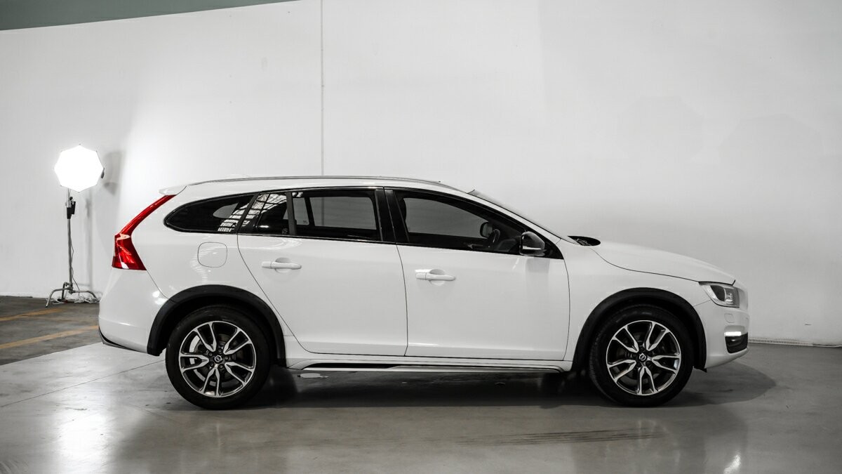 Volvo V60 Cross Country image 3