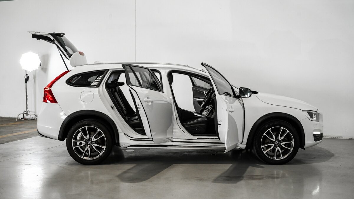 Volvo V60 Cross Country image 4