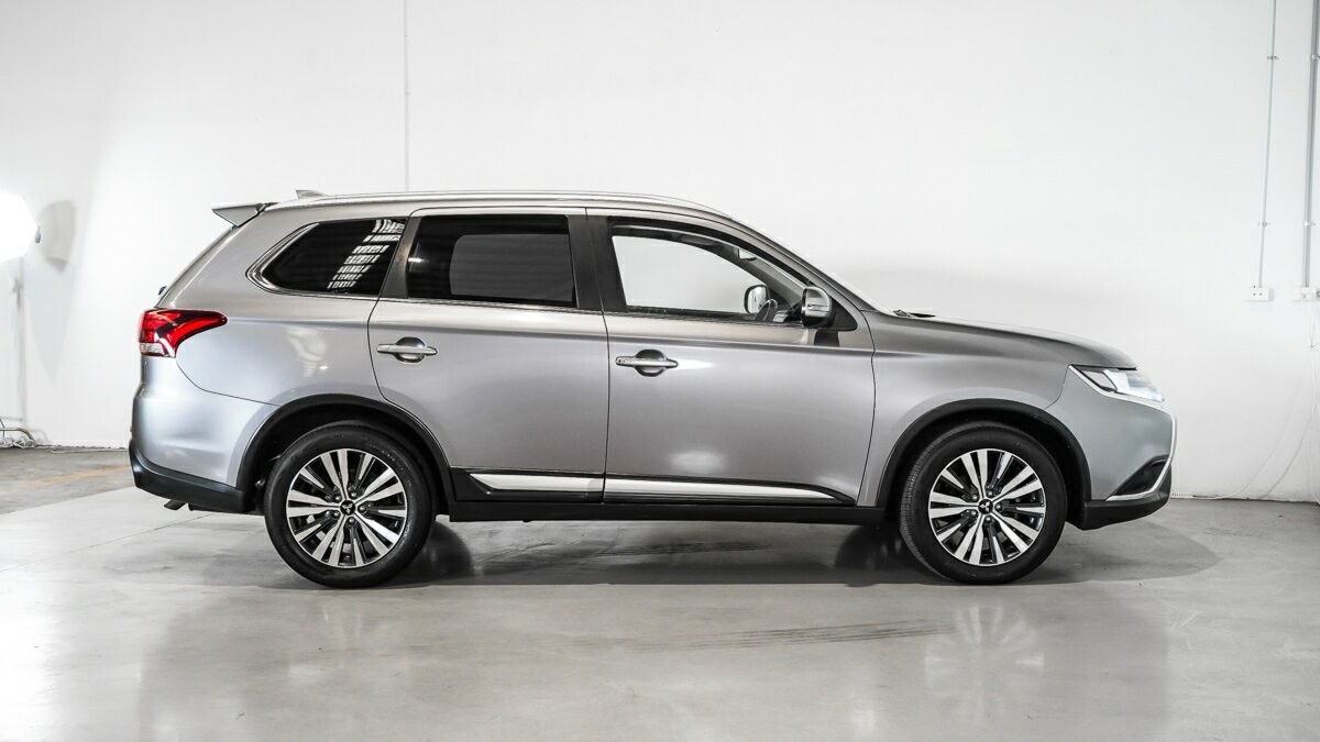 Mitsubishi Outlander image 3