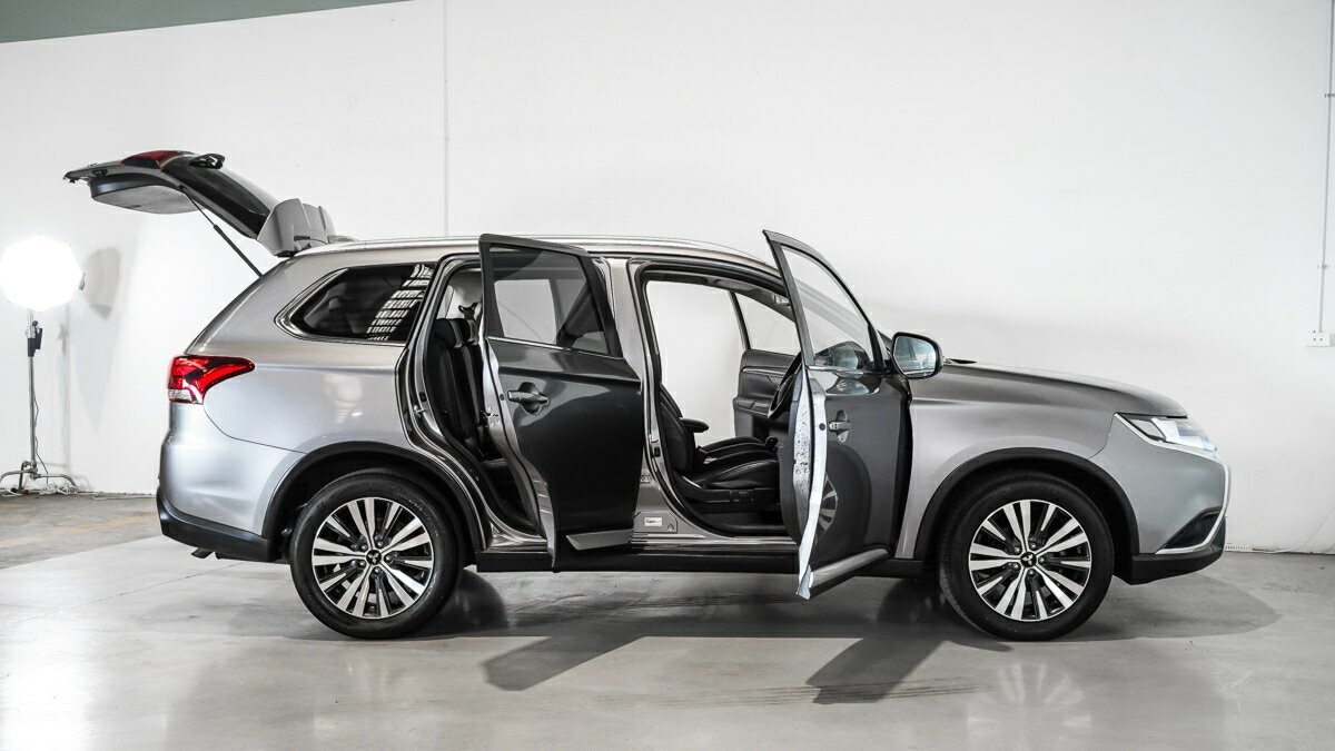 Mitsubishi Outlander image 4