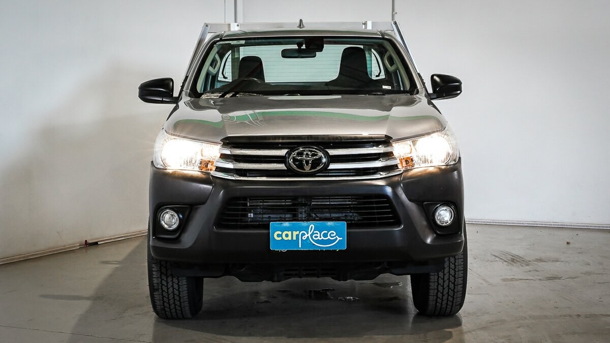 Toyota Hilux image 2