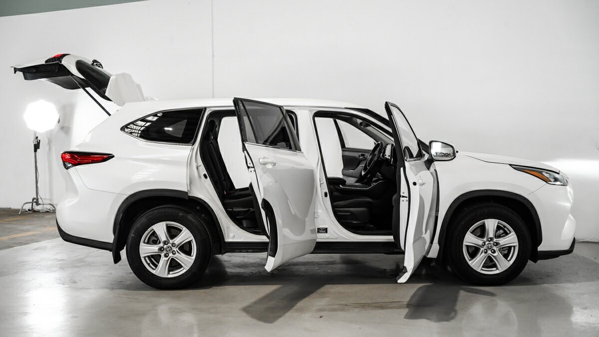 Toyota Kluger image 4