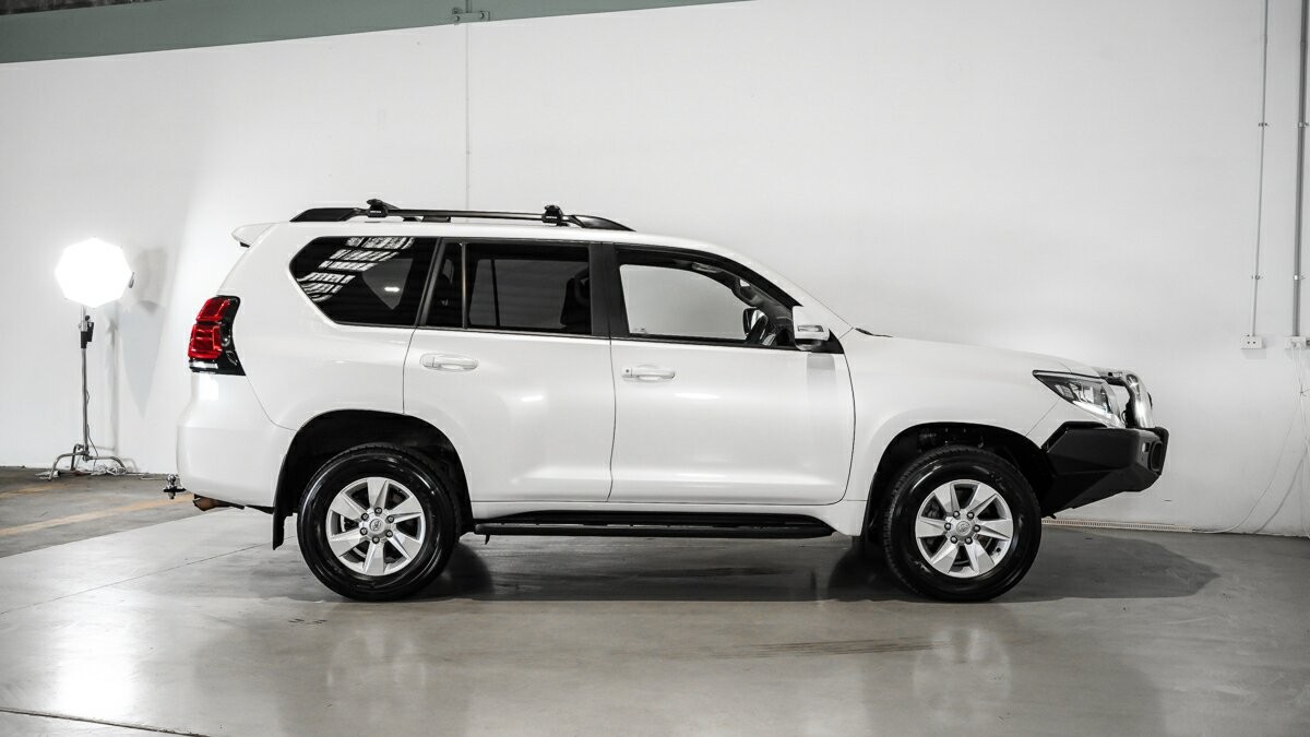 Toyota Landcruiser Prado image 3
