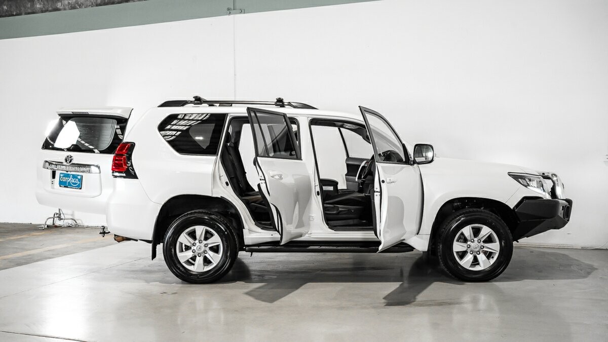 Toyota Landcruiser Prado image 4