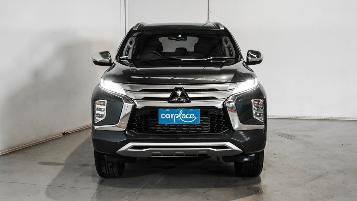 Mitsubishi Pajero Sport image 2