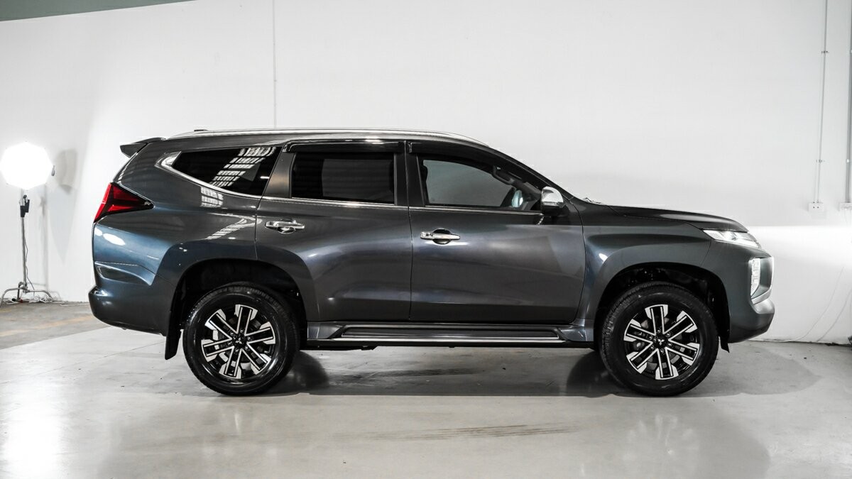 Mitsubishi Pajero Sport image 3