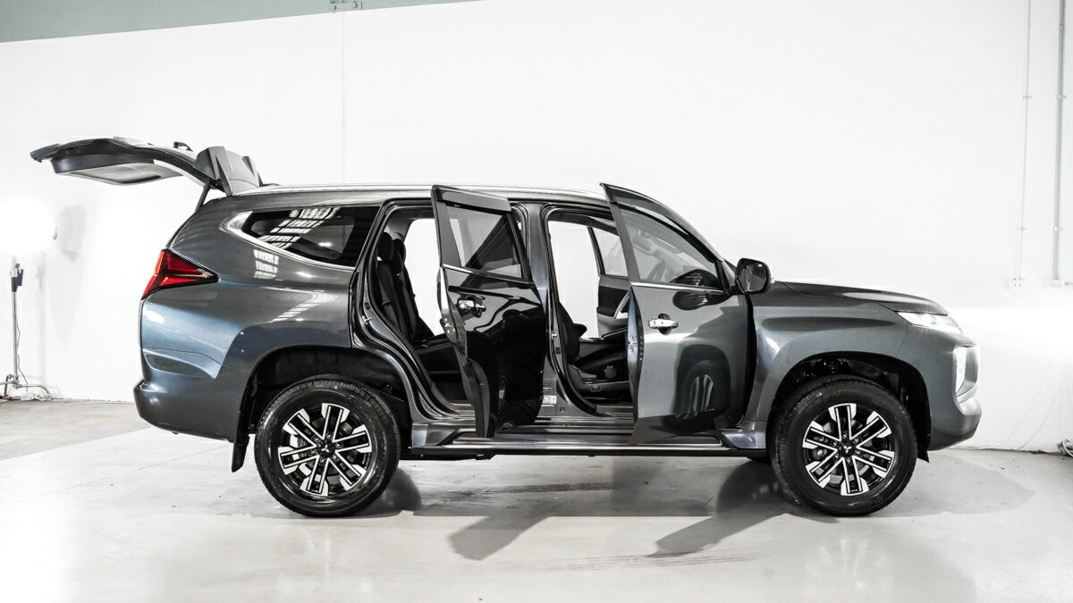 Mitsubishi Pajero Sport image 4