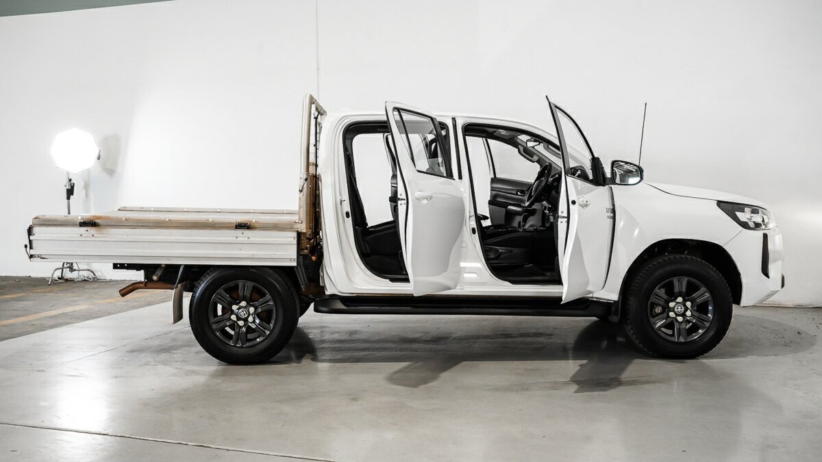 Toyota Hilux image 4