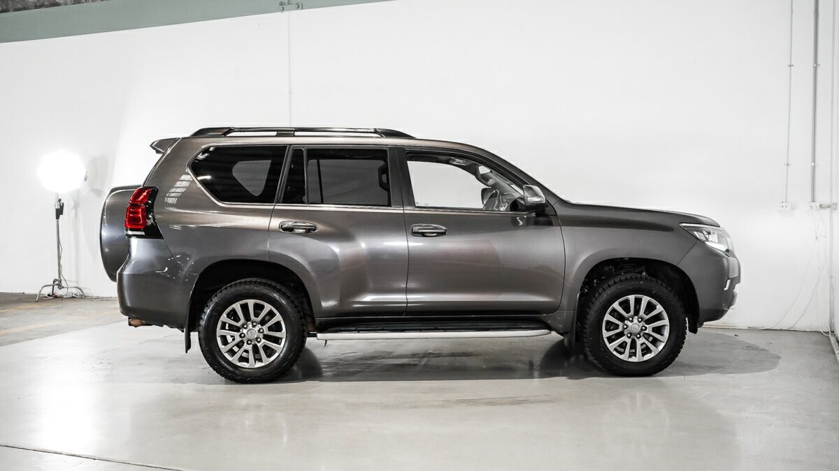 Toyota Landcruiser Prado image 3