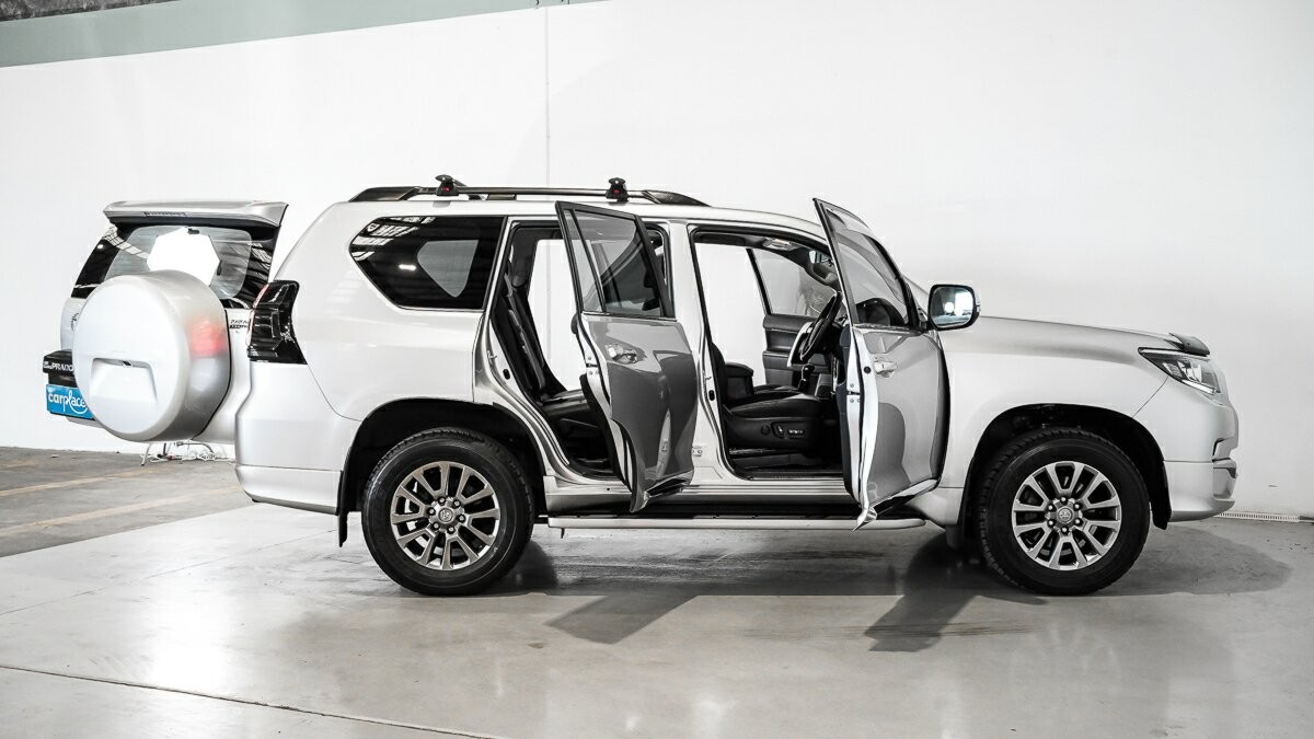 Toyota Landcruiser Prado image 4
