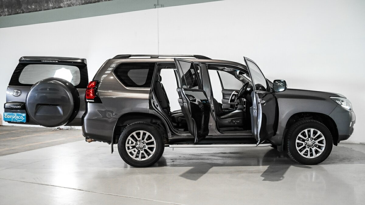 Toyota Landcruiser Prado image 4