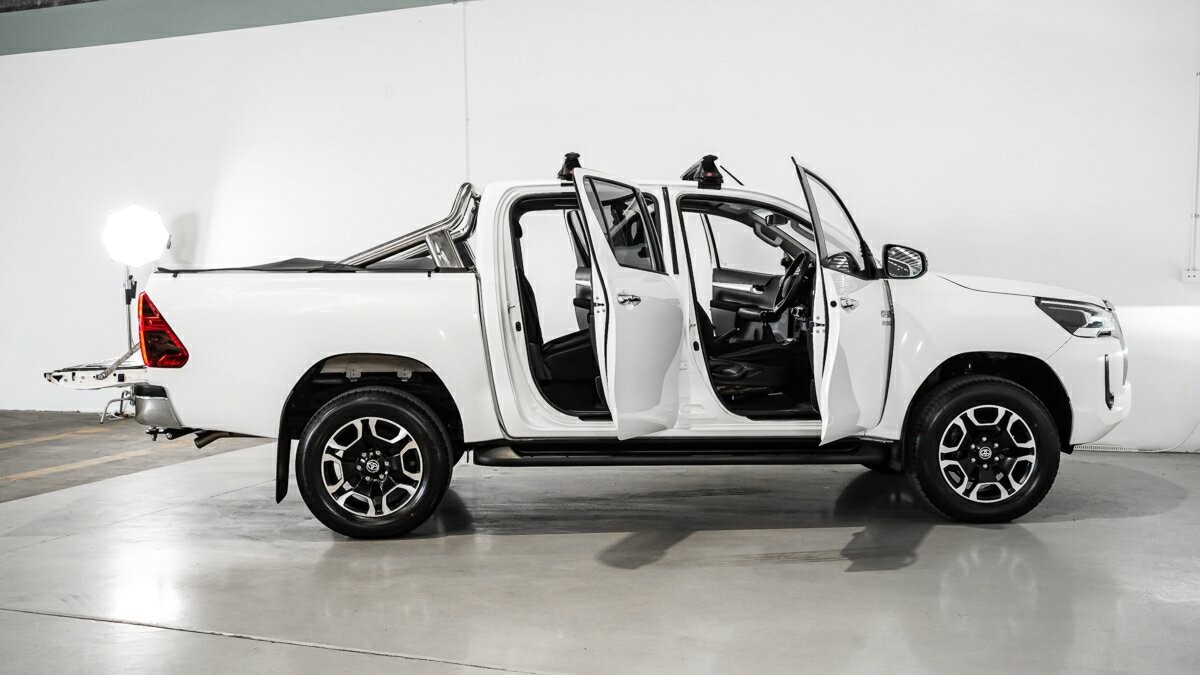 Toyota Hilux image 4