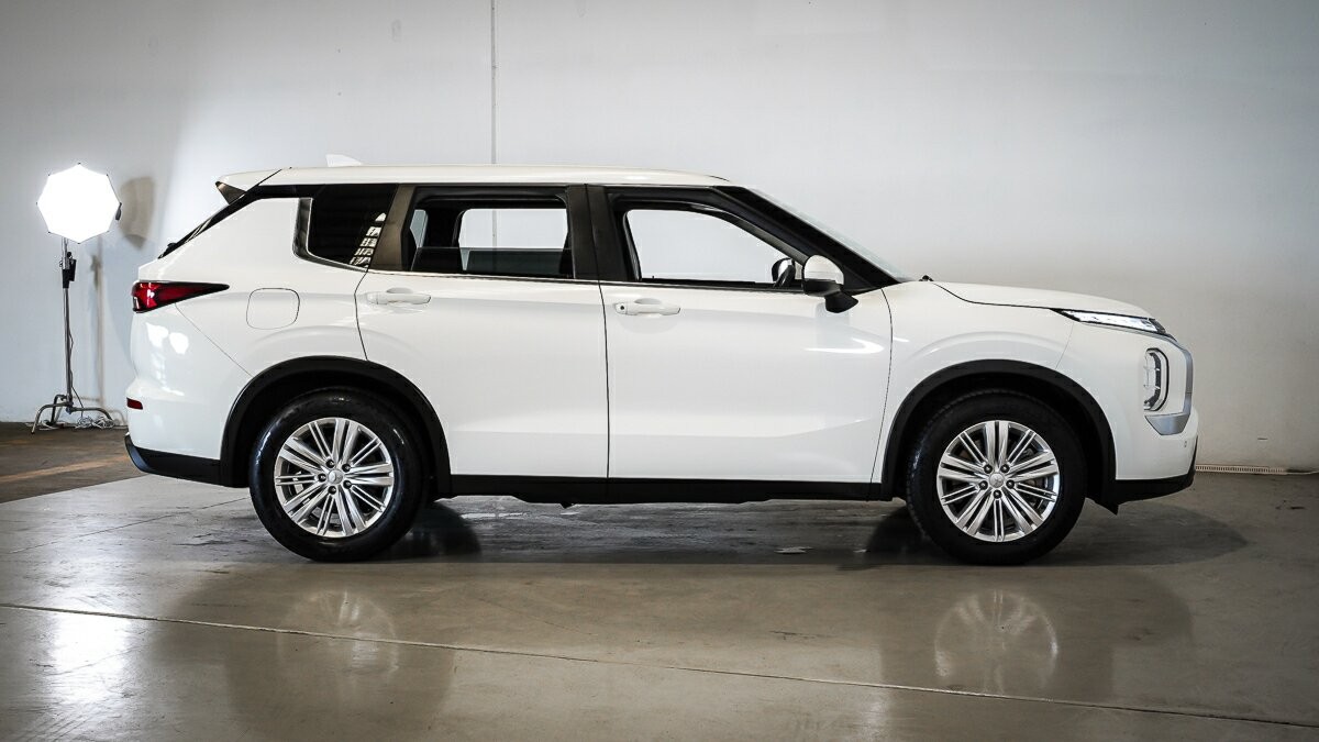 Mitsubishi Outlander image 3