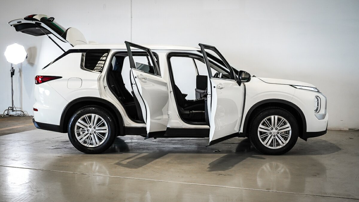 Mitsubishi Outlander image 4