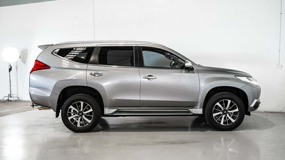 Mitsubishi Pajero Sport image 3