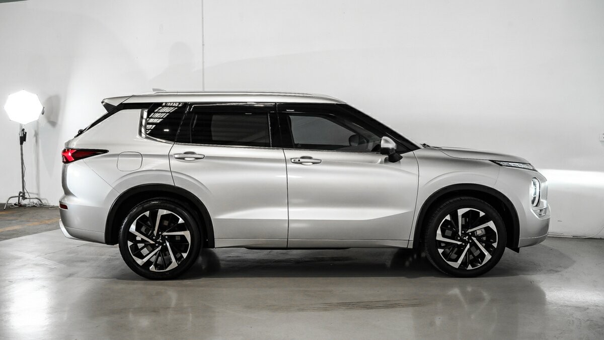 Mitsubishi Outlander image 3