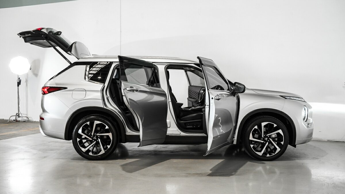 Mitsubishi Outlander image 4