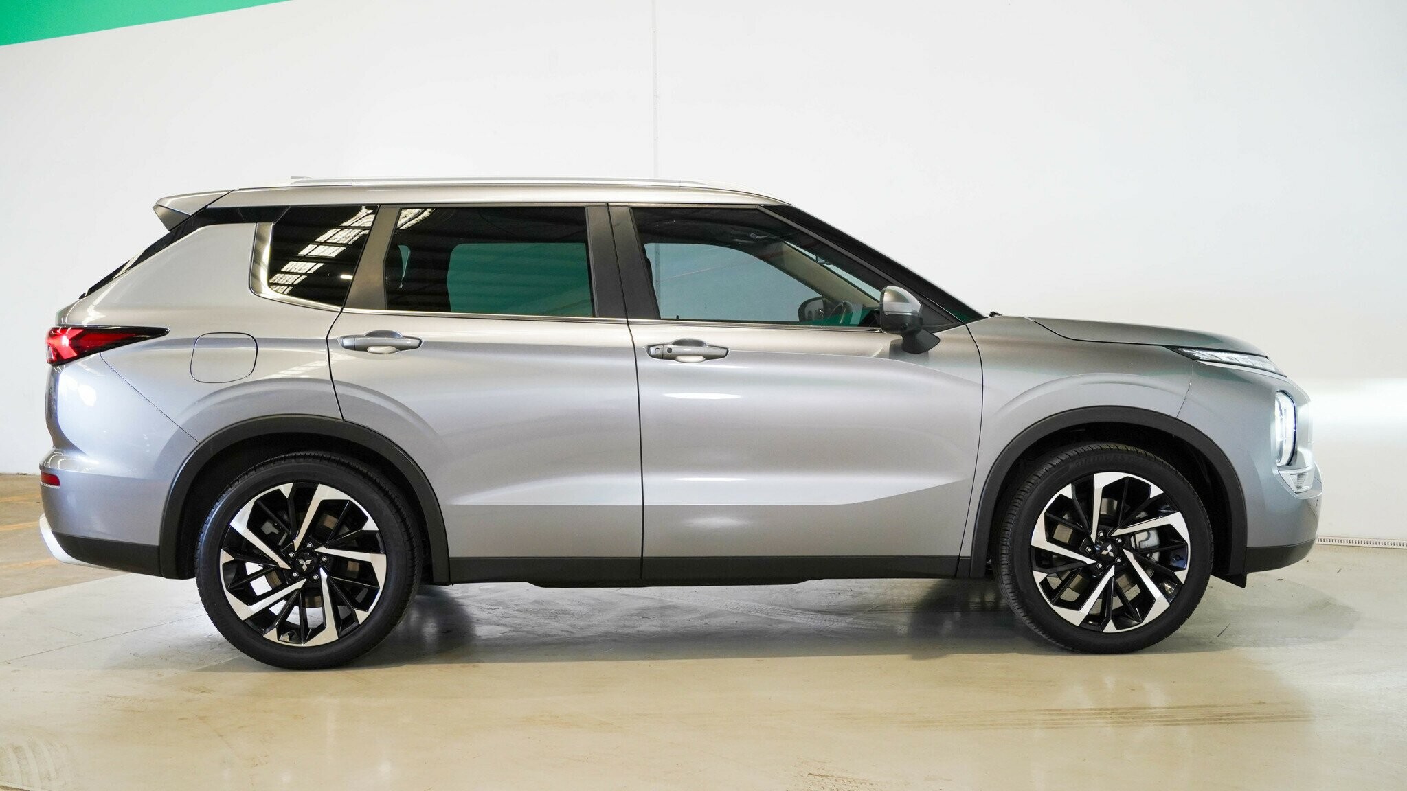 Mitsubishi Outlander image 3