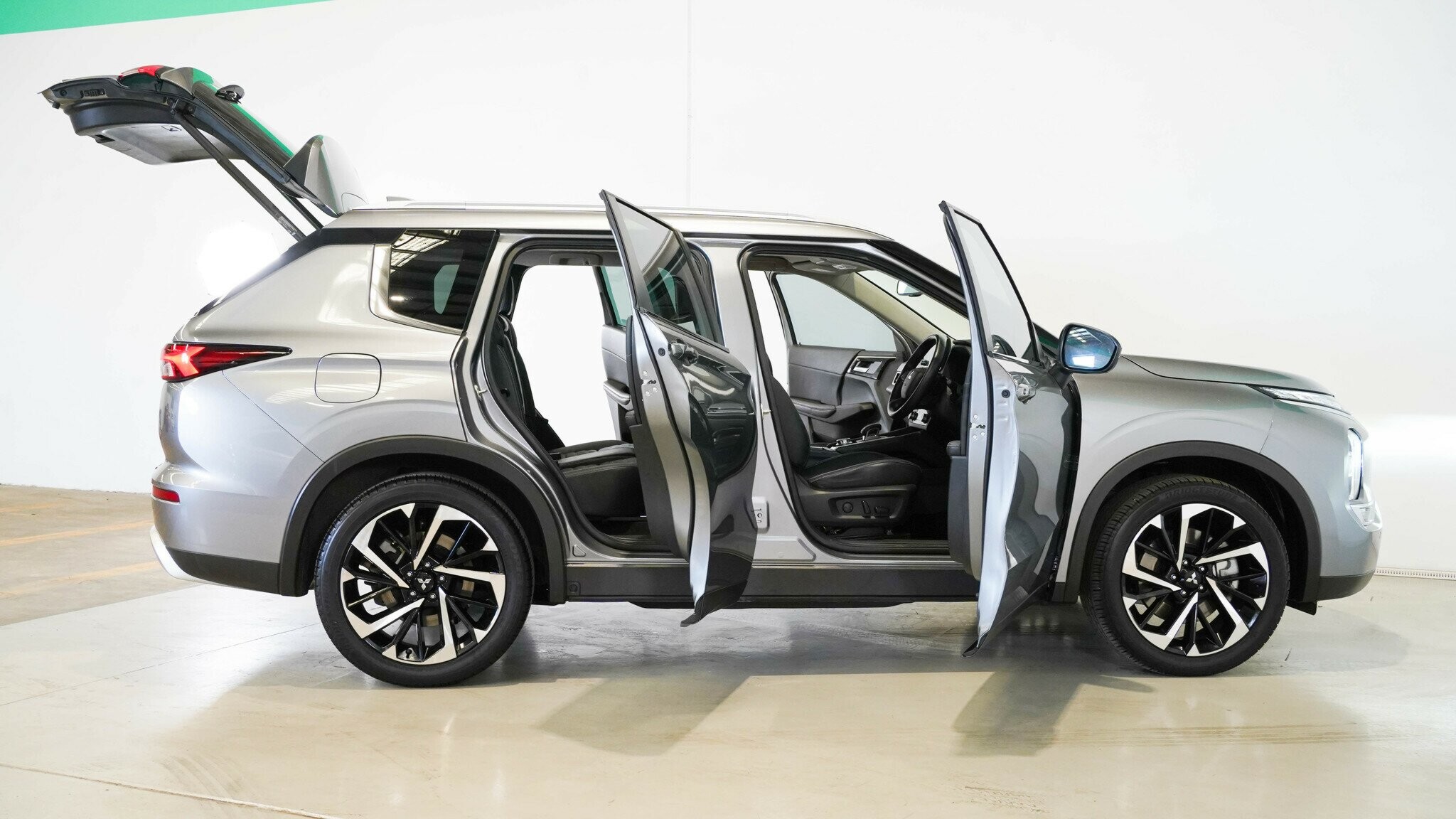 Mitsubishi Outlander image 4