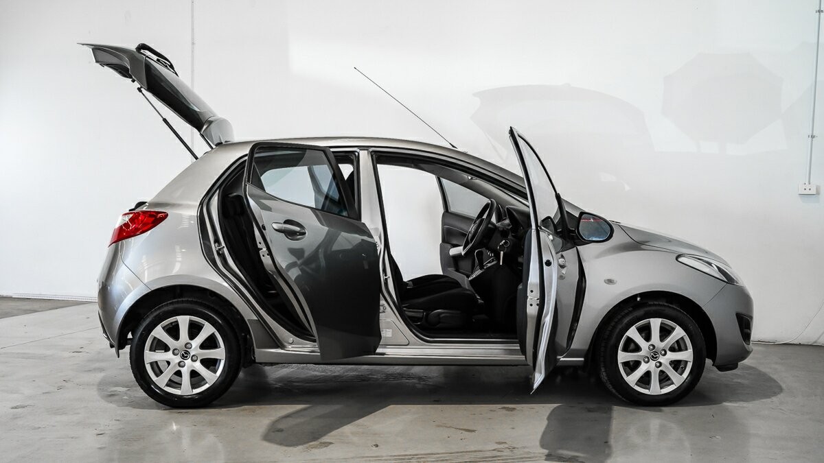 Mazda 2 image 4