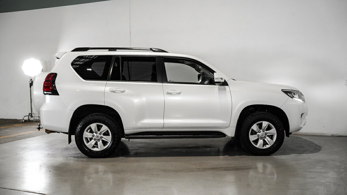 Toyota Landcruiser Prado image 3