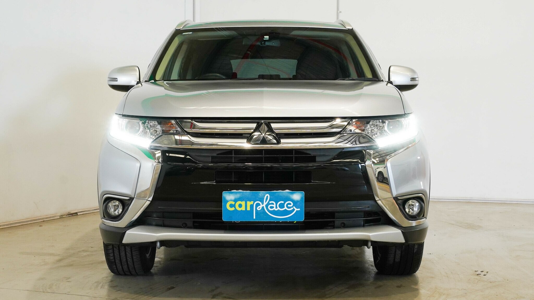 Mitsubishi Outlander image 2